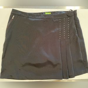 Izod black women’s golf skirt sz 14. Built-in shorts. Silver rivet trim. Pockets